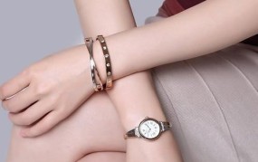 手表可以戴右手吗女生戒指和手镯戴那只手比较好看